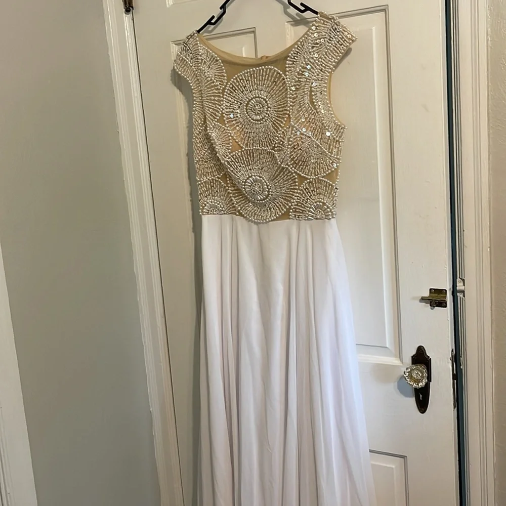 Wedding dress, never worn! - Picture 4 of 9